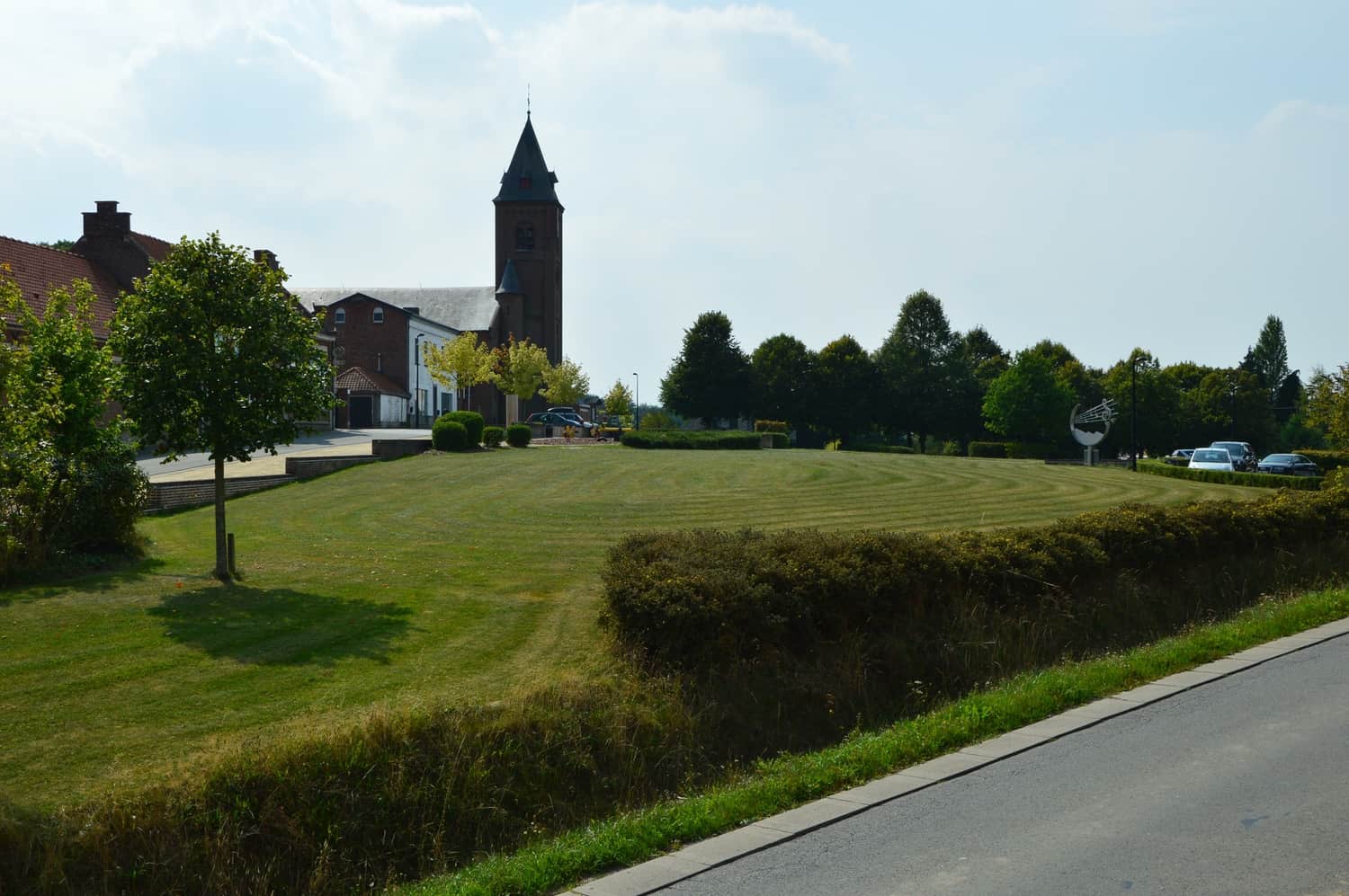 Speelplein en kerkplein tegenover het vakantiehuis
