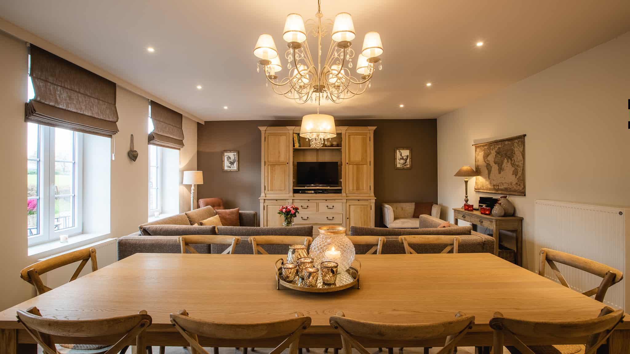 Grote eettafel in de leefruimte van Le Bonheur de Louise