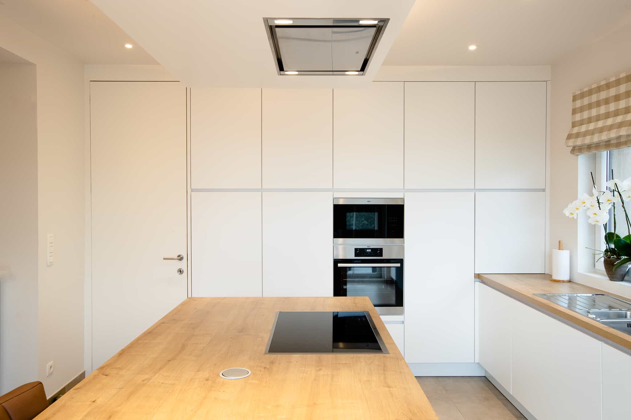 Keuken met kookeiland en inbouwtoestellen