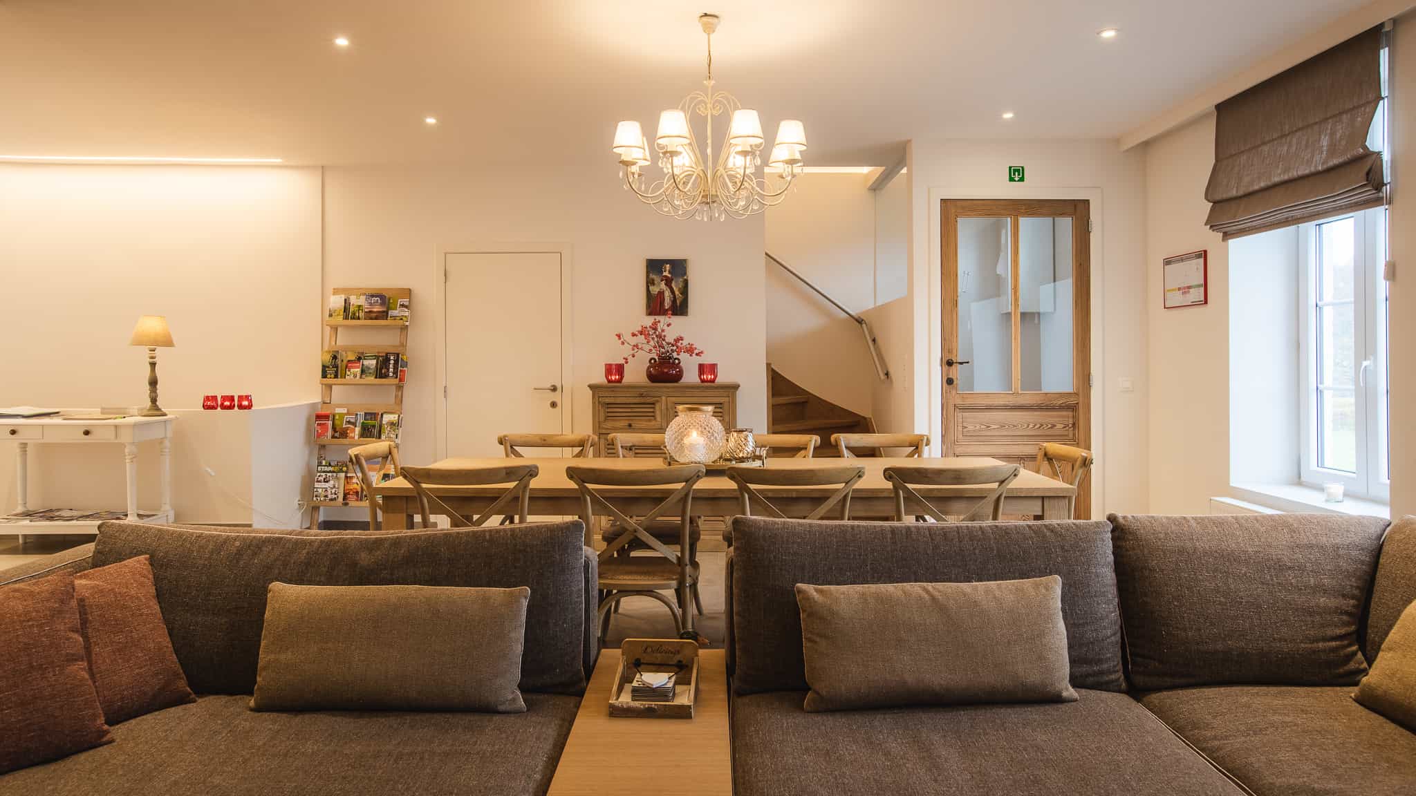 Leefruimte met zithoek en grote eettafel