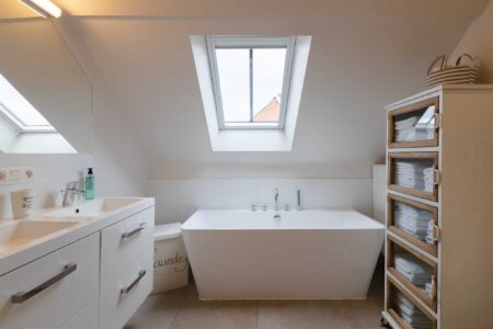Badkamer boven met ligbad onder het dakraam
