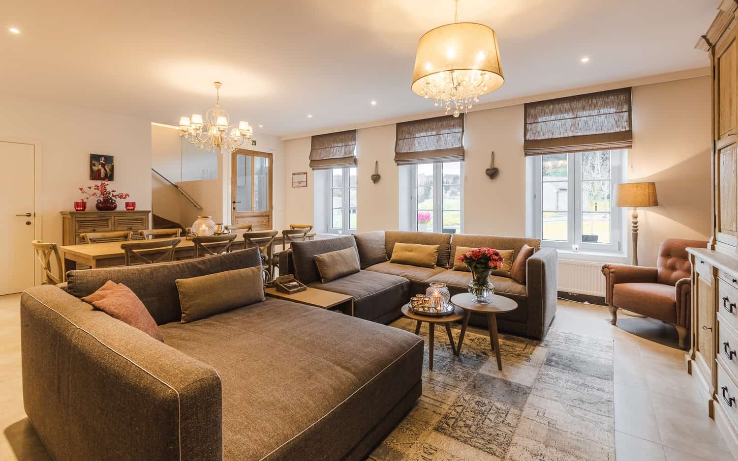 Leefruimte met zithoek en eettafel in Le Bonheur de Louise