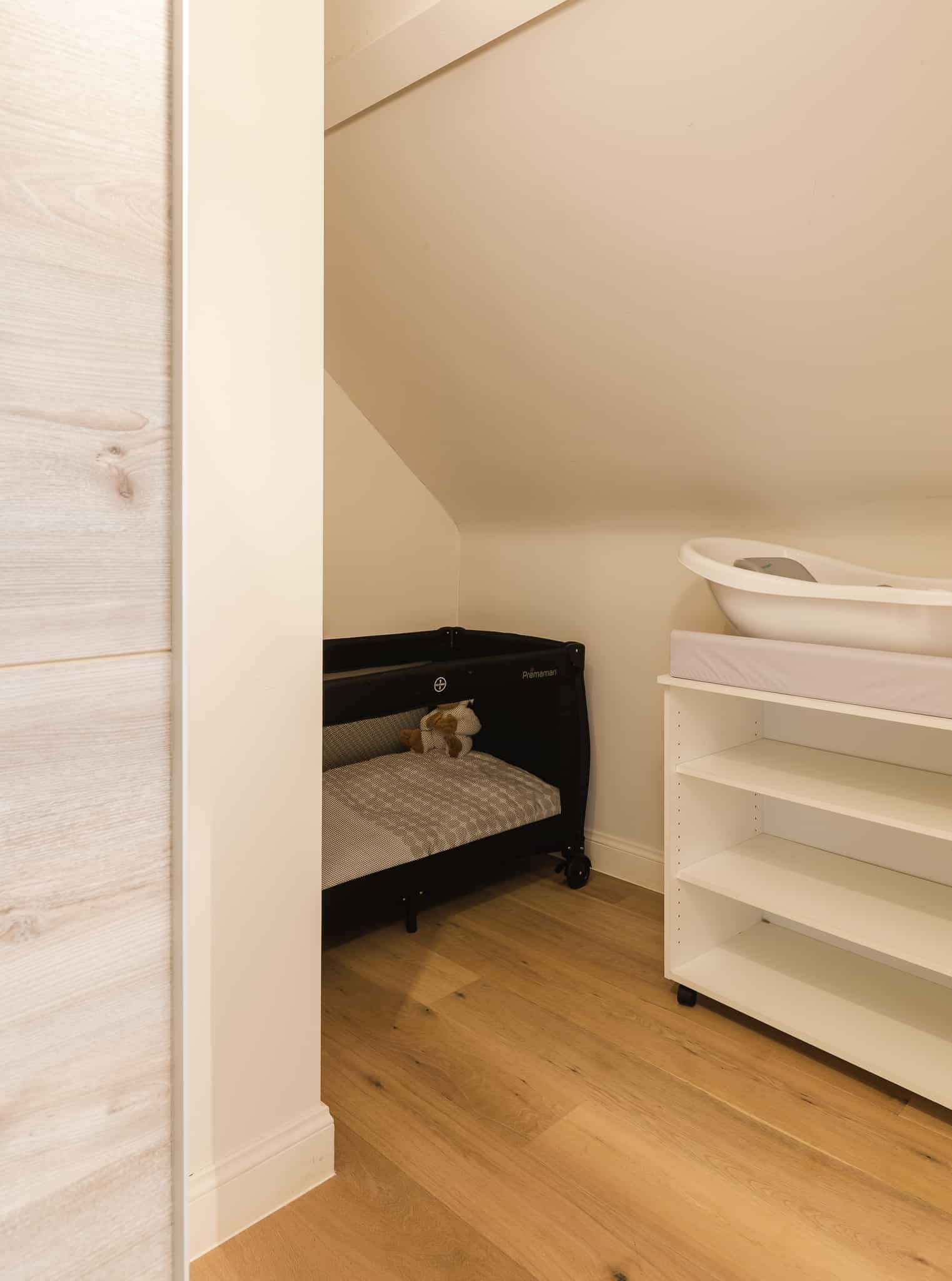 Babybedje in de slaapkamer boven