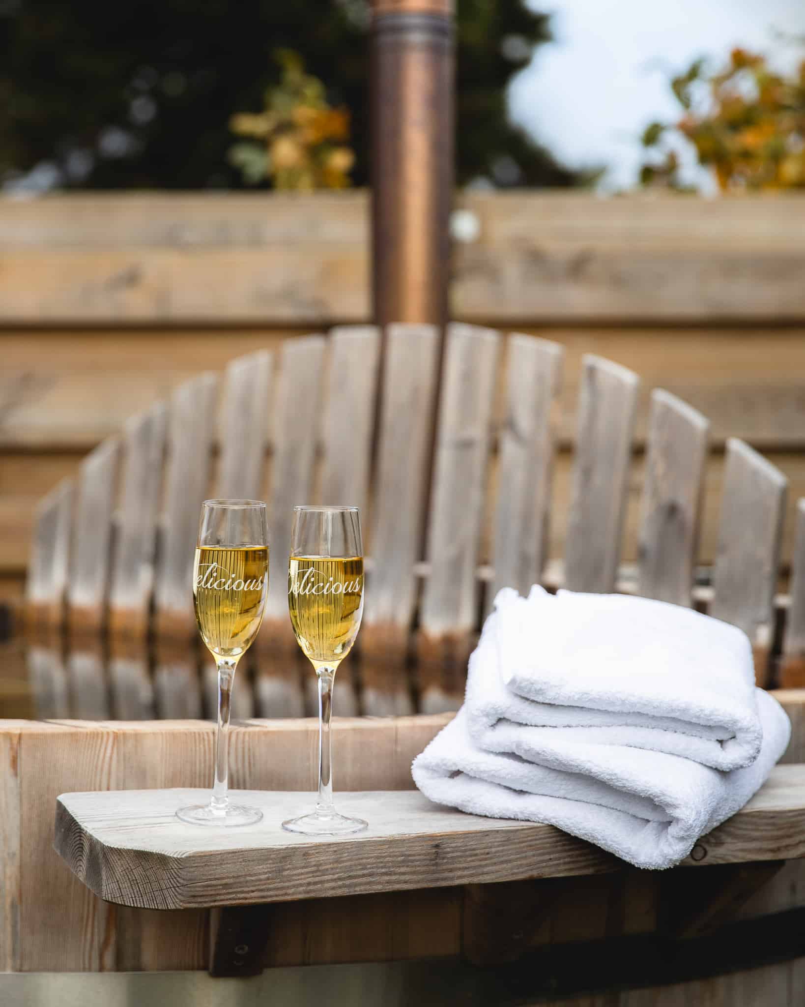 Bubbels en handdoeken op de rand van de houtgestookte hottub