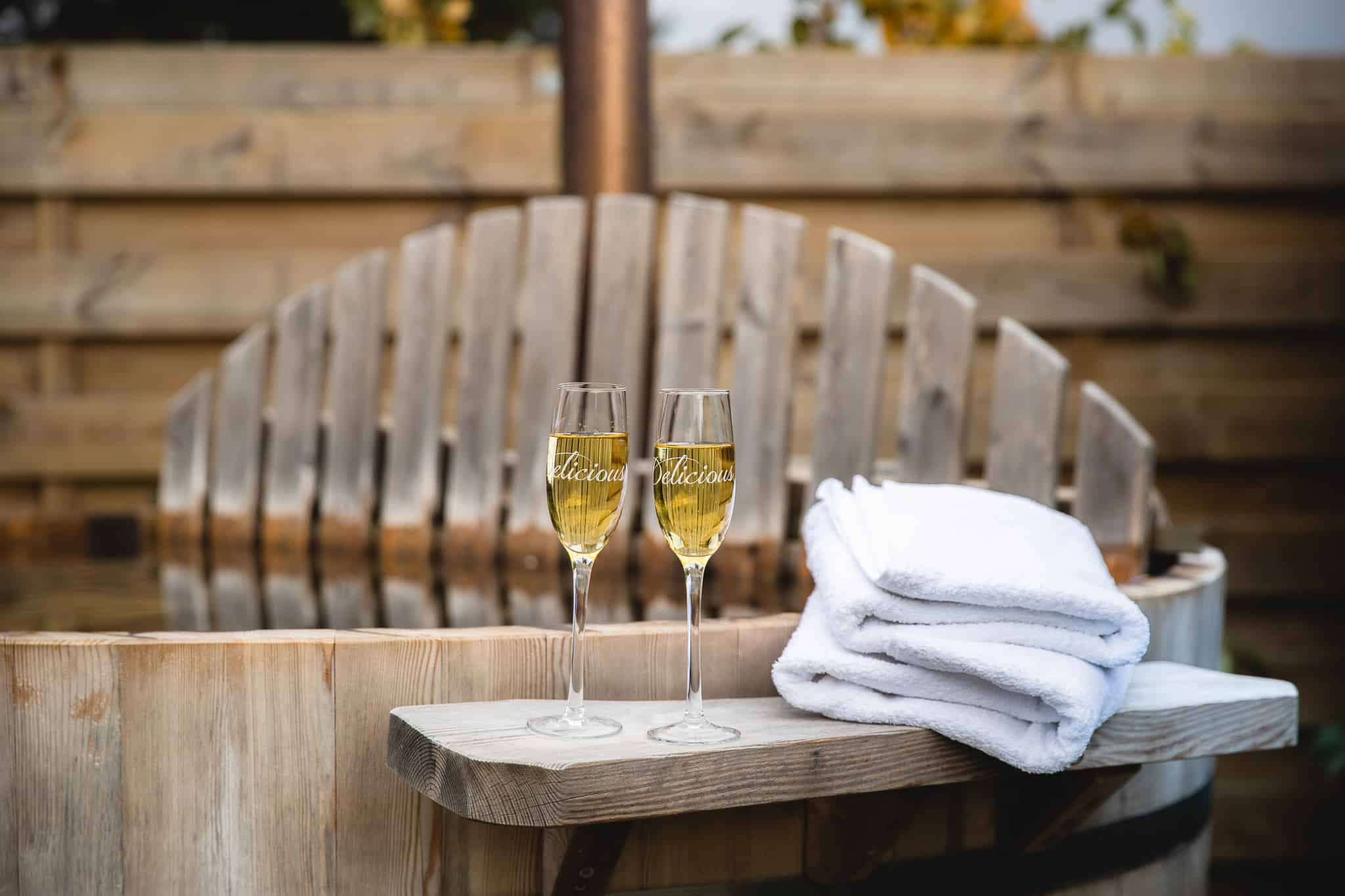 Bubbels en handdoeken op de rand van de houtgestookte hottub