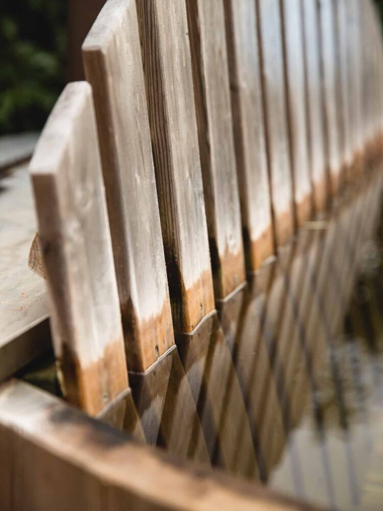 Detail van de houten hottub