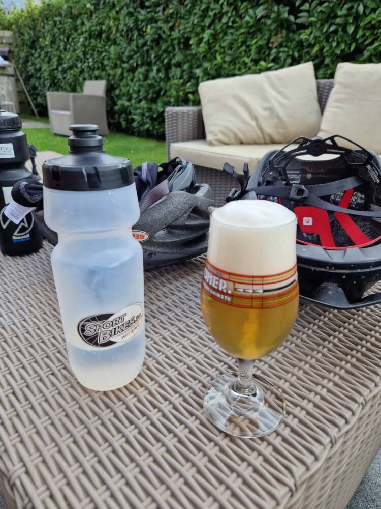 Bidon en een glas Kwaremont-bier