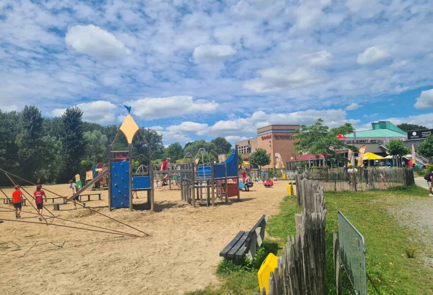 Zandstrand en speeltuin in De Gavers