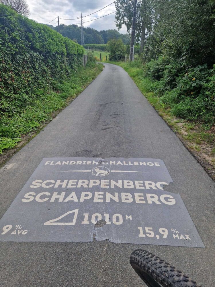 Helling met opschrift Schapenberg op het wegdek