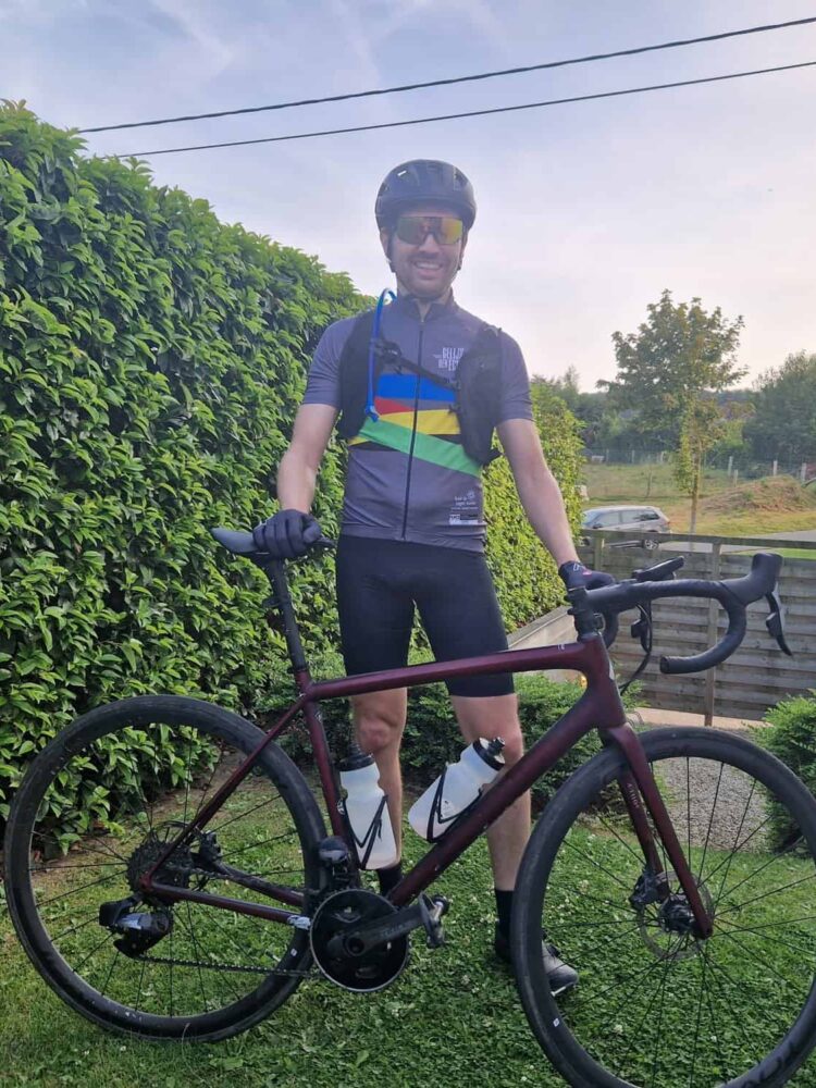 Wielrenner met racefiets in de Vlaamse Ardennen