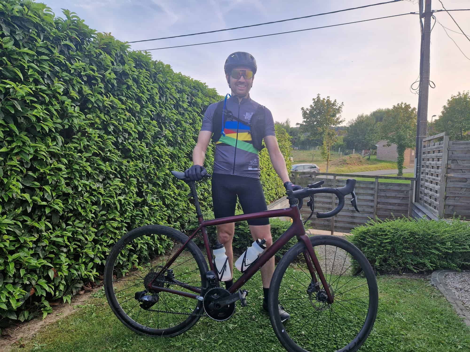 Wielrenner met racefiets in de Vlaamse Ardennen