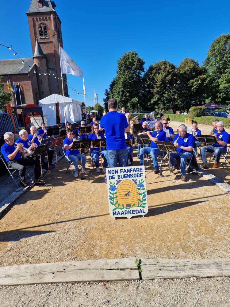 Muziekkorps op de kermis van Louise-Marie
