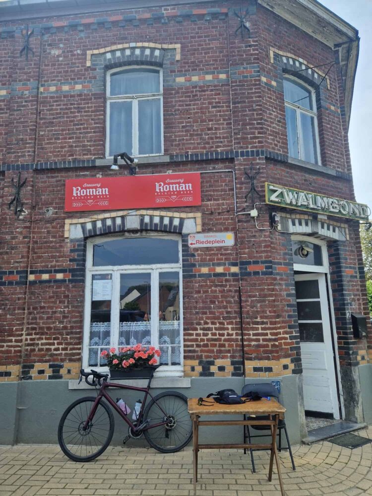 Wielercafé met racefiets aan de gevel
