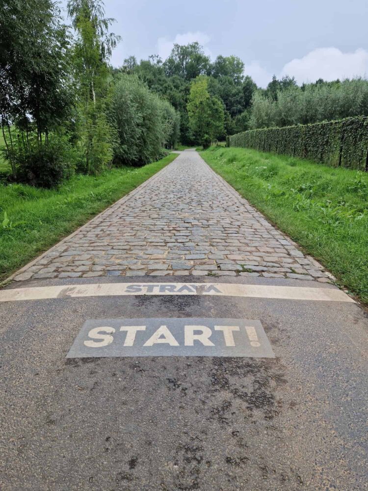 Startstreep van een kasseistrook in de Vlaamse Ardennen