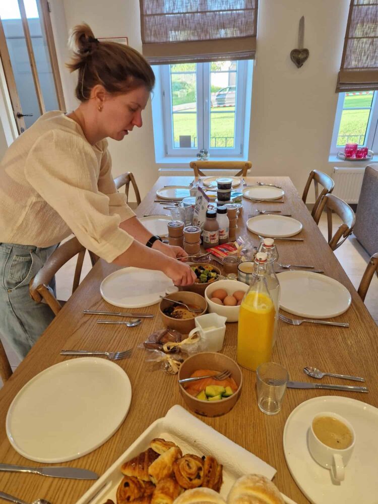 Ontbijt aan de grote tafel in Le Bonheur de Louise