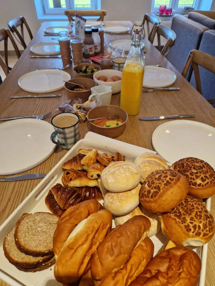 Ontbijt met koffiekoeken en brood