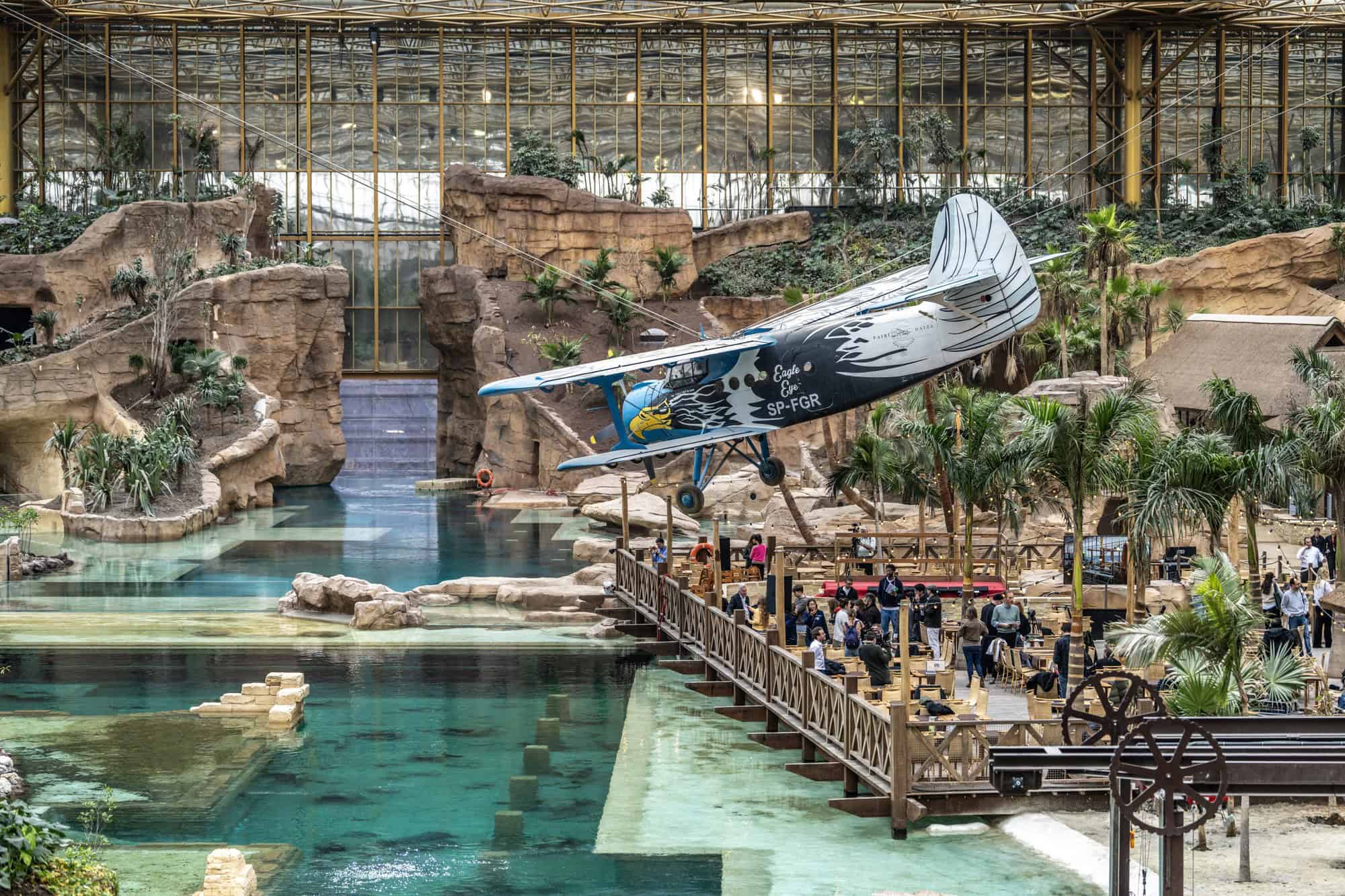 Tropische serre met watervliegtuig in Pairi Daiza