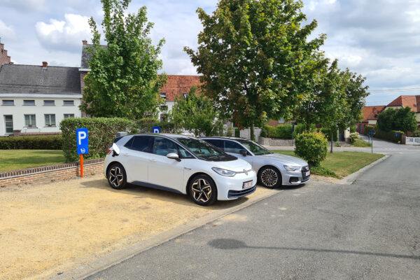 Parking tegenover het vakantiehuis in Louise-Marie