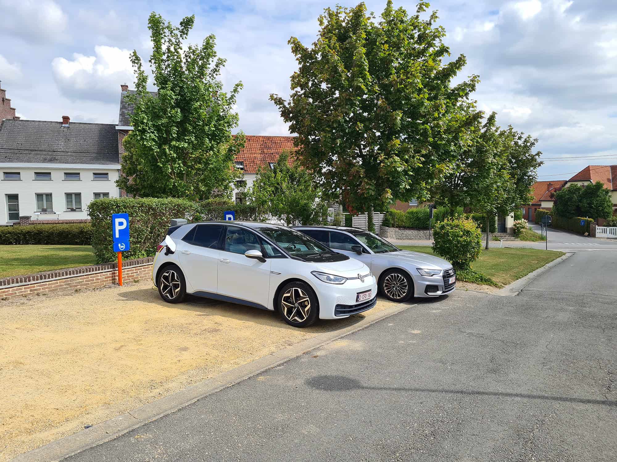 Parking tegenover het vakantiehuis in Louise-Marie