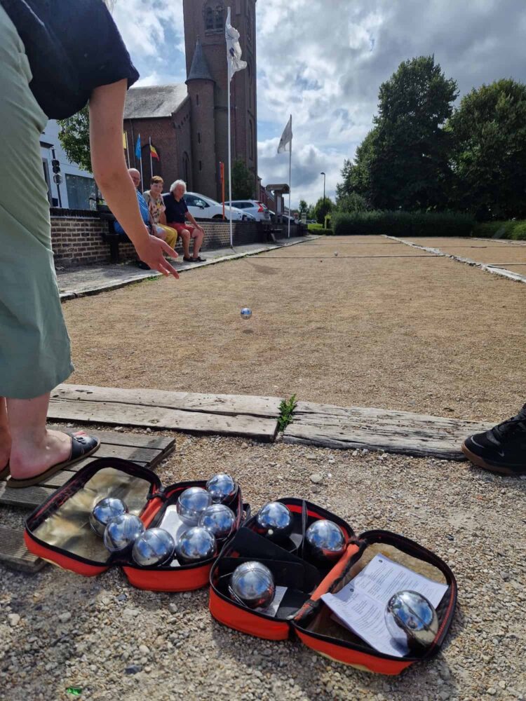 Petanquebaan op het kerkplein van Louise-Marie