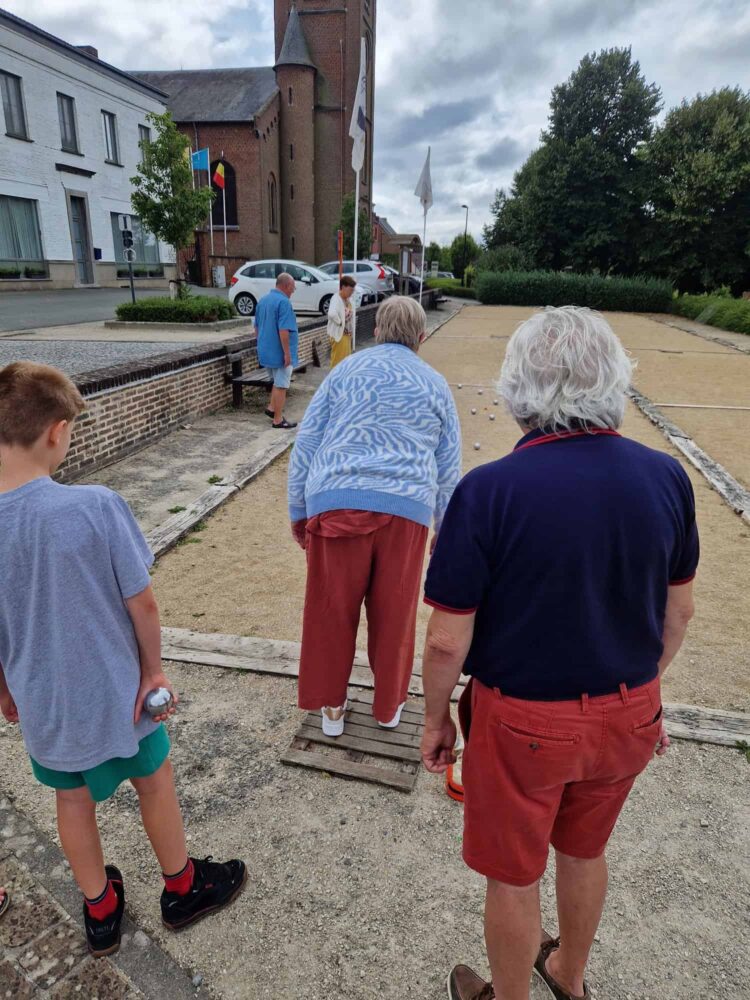 Petanquebaan op het kerkplein van Louise-Marie
