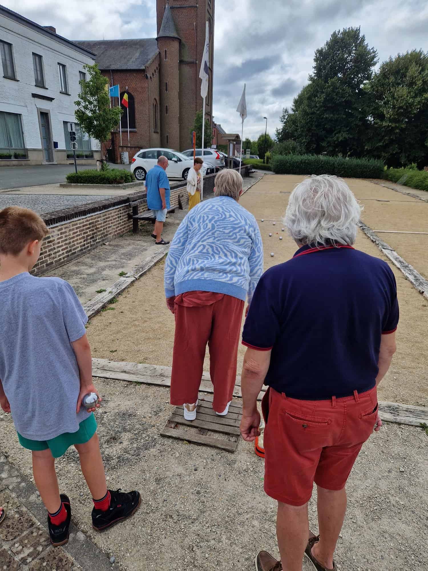 Petanquebaan op het kerkplein van Louise-Marie