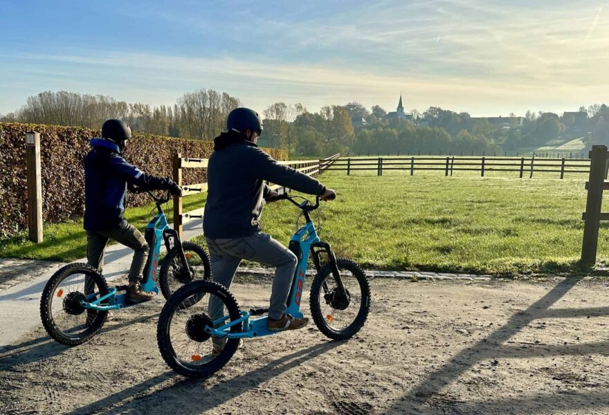 Twee rijders op elektrische offroad steps in de Vlaamse Ardennen