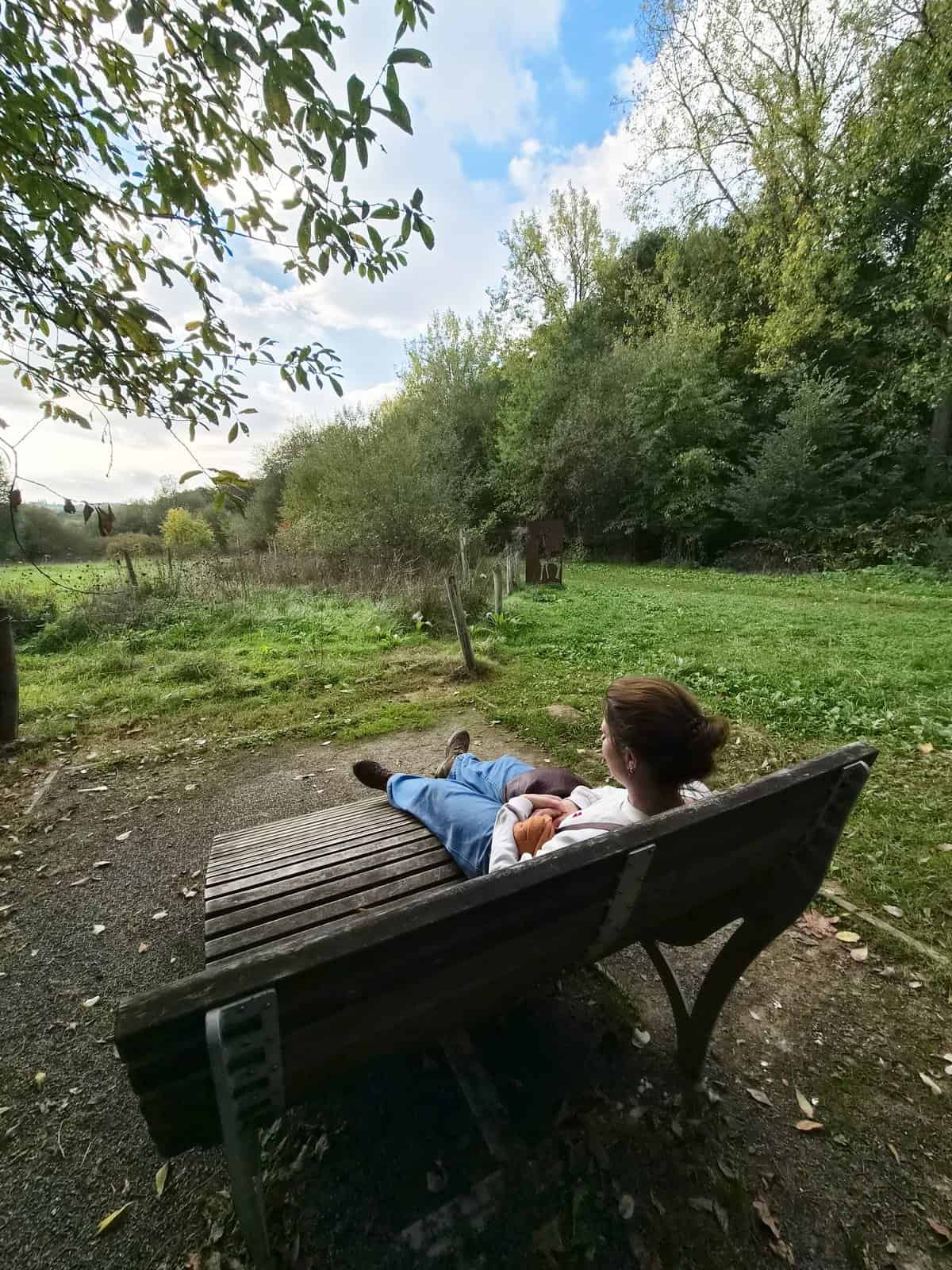 Rusten op een ligbank tijdens de wandeling vanuit Louise-Marie