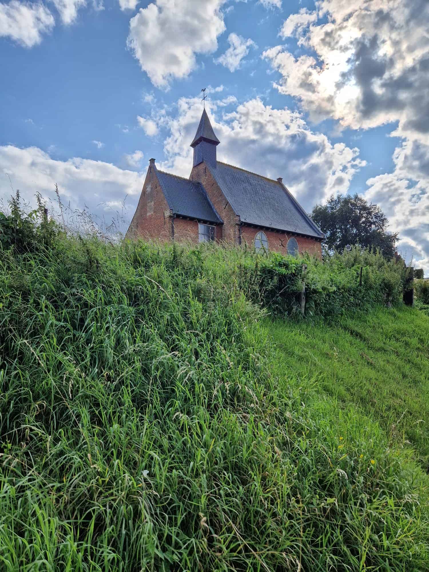 Kapel van Onze-Lieve-Vrouw van Lorette op de heuvel in Ronse onder een wolkenlucht
